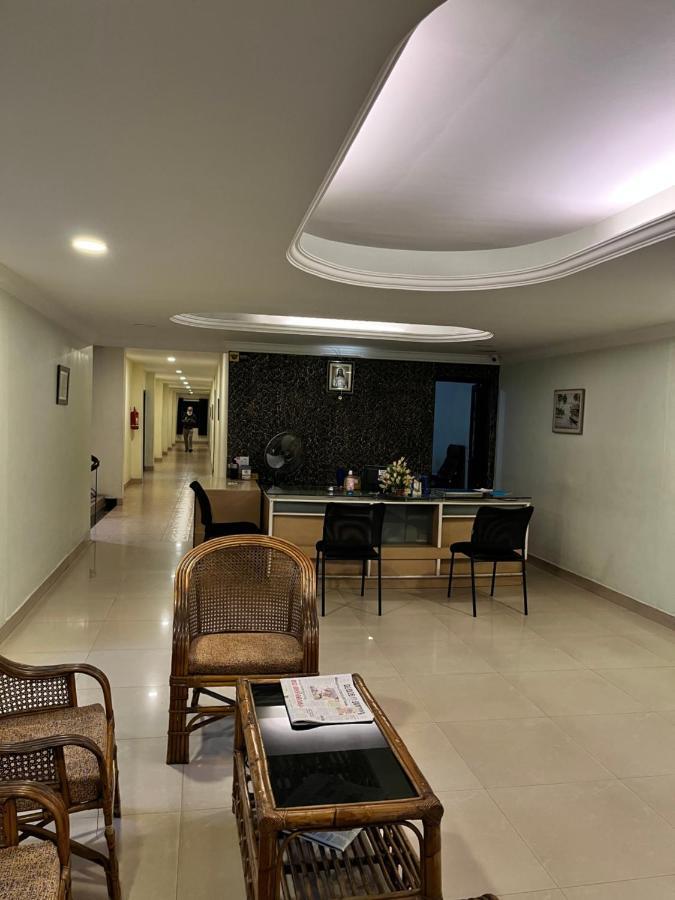Madaparambil Residency Alwaye Exterior foto