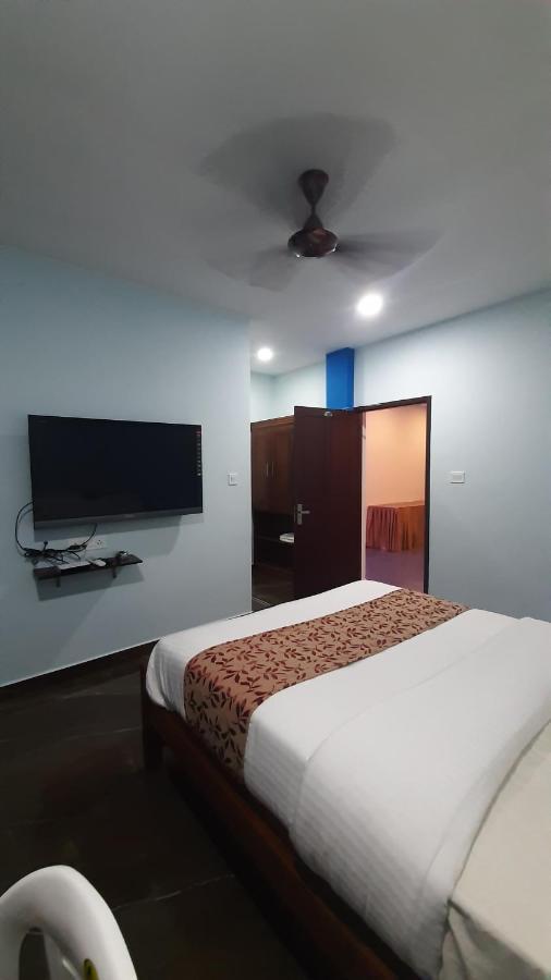 Madaparambil Residency Alwaye Exterior foto